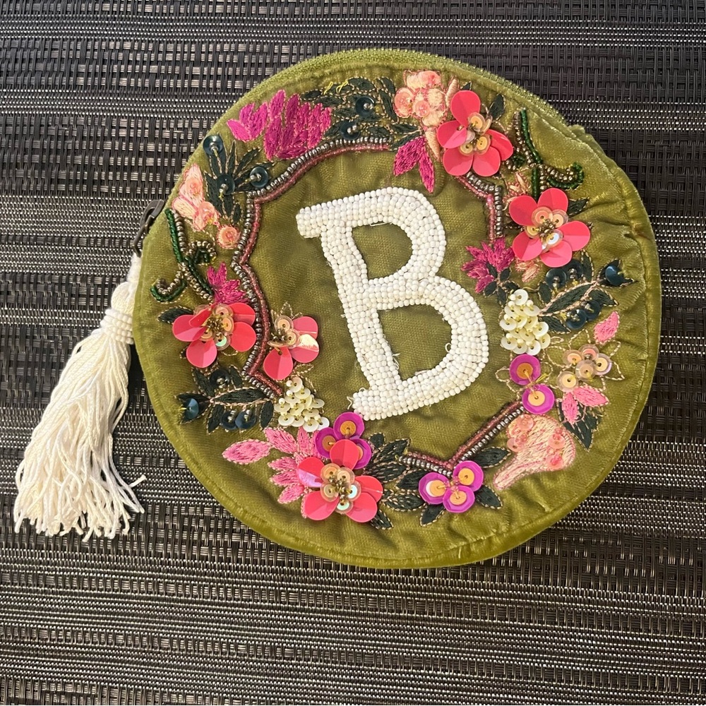 [SOLD] Anthropologie Anna
Harlow Russo Monogram
Beaded Velvet Pouch Letter “B”